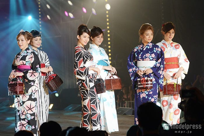 浴衣ファッションショー/杉枝真結(左から3番目)