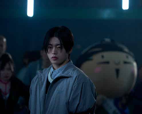 JO1木全翔也、実写映画初出演で頭脳派キャラ好演 ギャップ溢れる演技力披露の新場面写真解禁【逃走中 THE MOVIE】