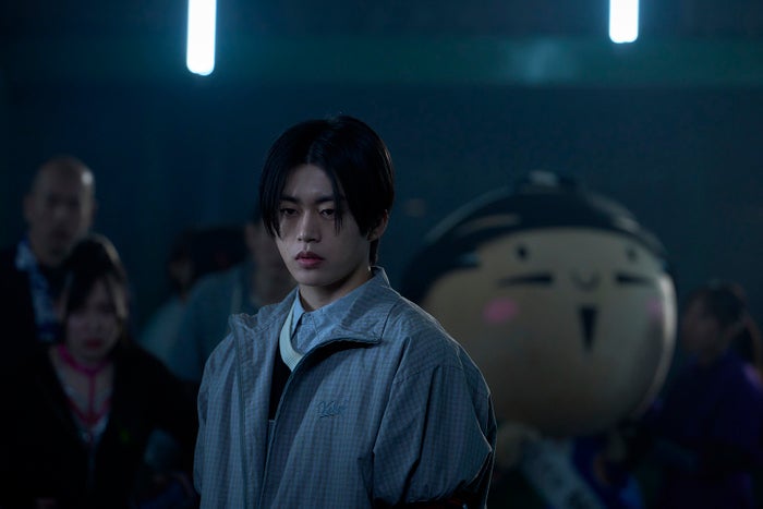 JO1木全翔也、実写映画初出演で頭脳派キャラ好演 ギャップ溢れる演技力披露の新場面写真解禁【逃走中 THE MOVIE】