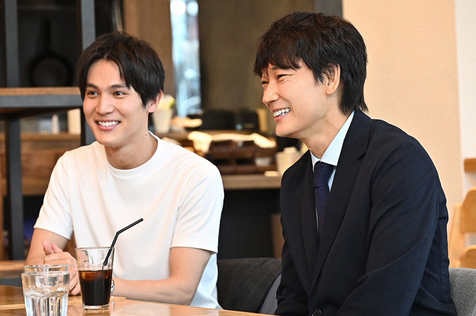 中川大志、綾野剛／「オールドルーキー」第5話より（C）TBS