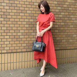 大人女子は「センスよく、顔色もよく」! 血色アップカラーを着こなす4つのポイント