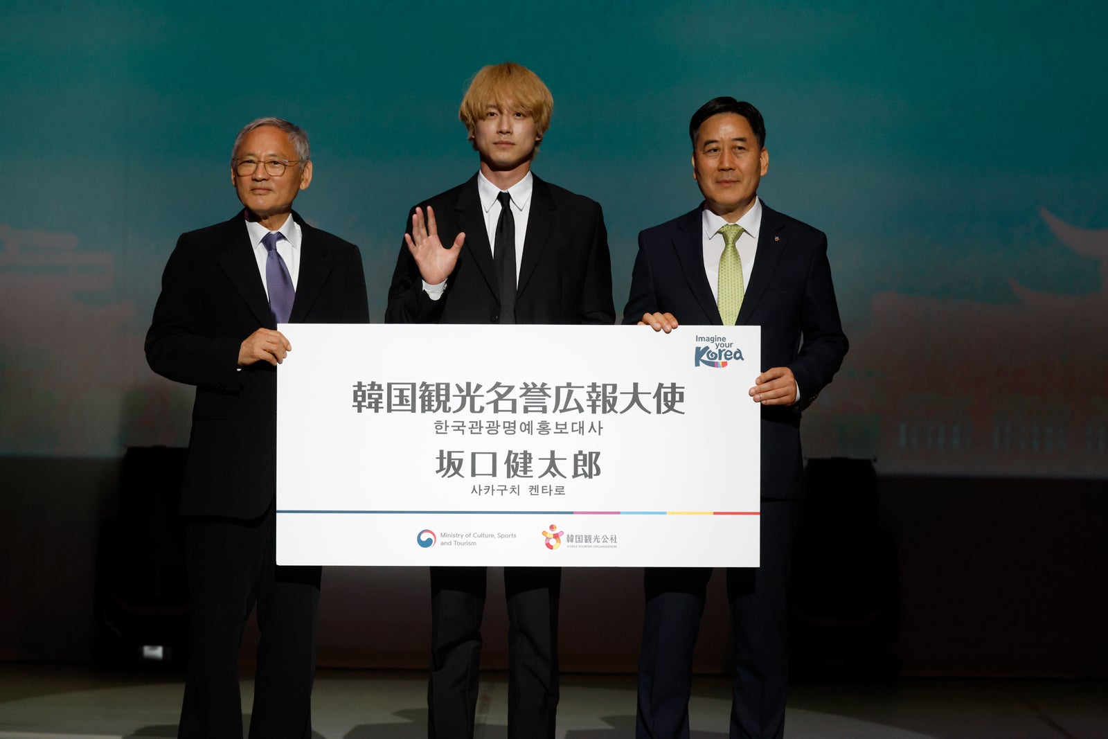 （中央）坂口健太郎（提供写真）