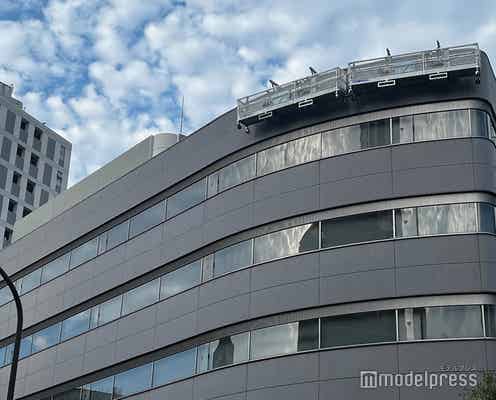 ジャニーズ事務所、ビルの看板撤去へ ファン・報道陣殺到