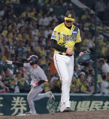 終盤の甲子園にまさか2度の悲鳴 延長十回に岩崎が勝ち越し2ラン被弾 九回は才木が完封まで“あと1球”から逆転2ラン浴びる