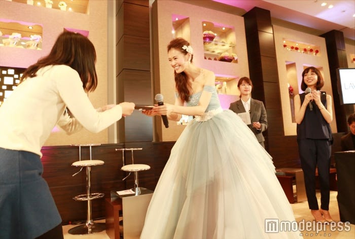 プレゼントを手渡す葛岡碧