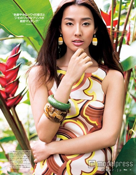 すみれが幼少期から過ごしてきたハワイを案内（画像提供：ハースト婦人画報社）