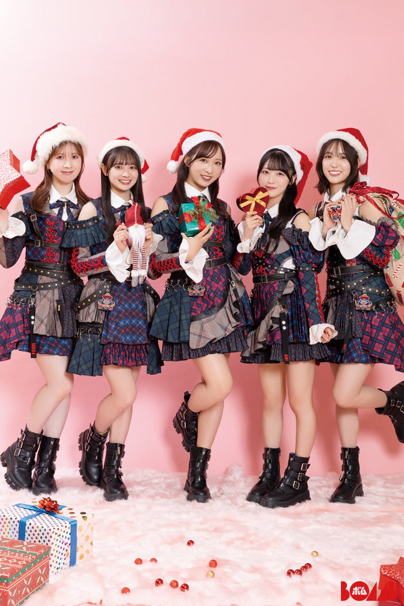 AKB48、サンタコスで「ボム」登場 20周年SP座談会公開【独占カットあり】