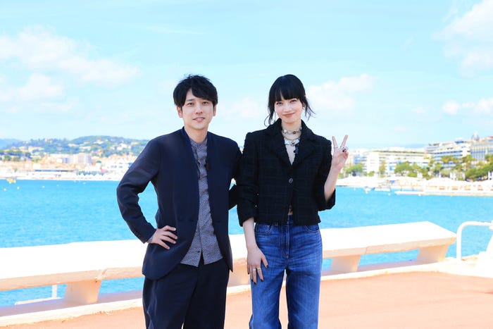 二宮和也、小松菜奈(C)2025 映画「8番出口」製作委員会