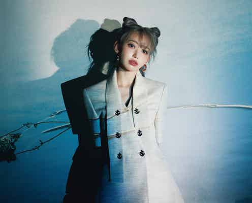 LE SSERAFIM宮脇咲良、スリットから美脚披露「ルイ・ヴィトン」纏い儚く美しい姿で「Numero TOKYO」ソロ初表紙