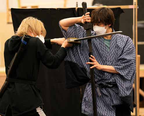 三浦宏規・高野洸・小関裕太・牧島輝ら、舞台「キングダム」稽古場写真公開「とてつもないパワーを持つ作品になる」