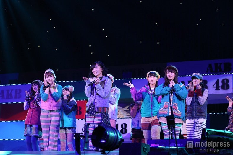 「星空のキャラバン」を披露／（C）AKS