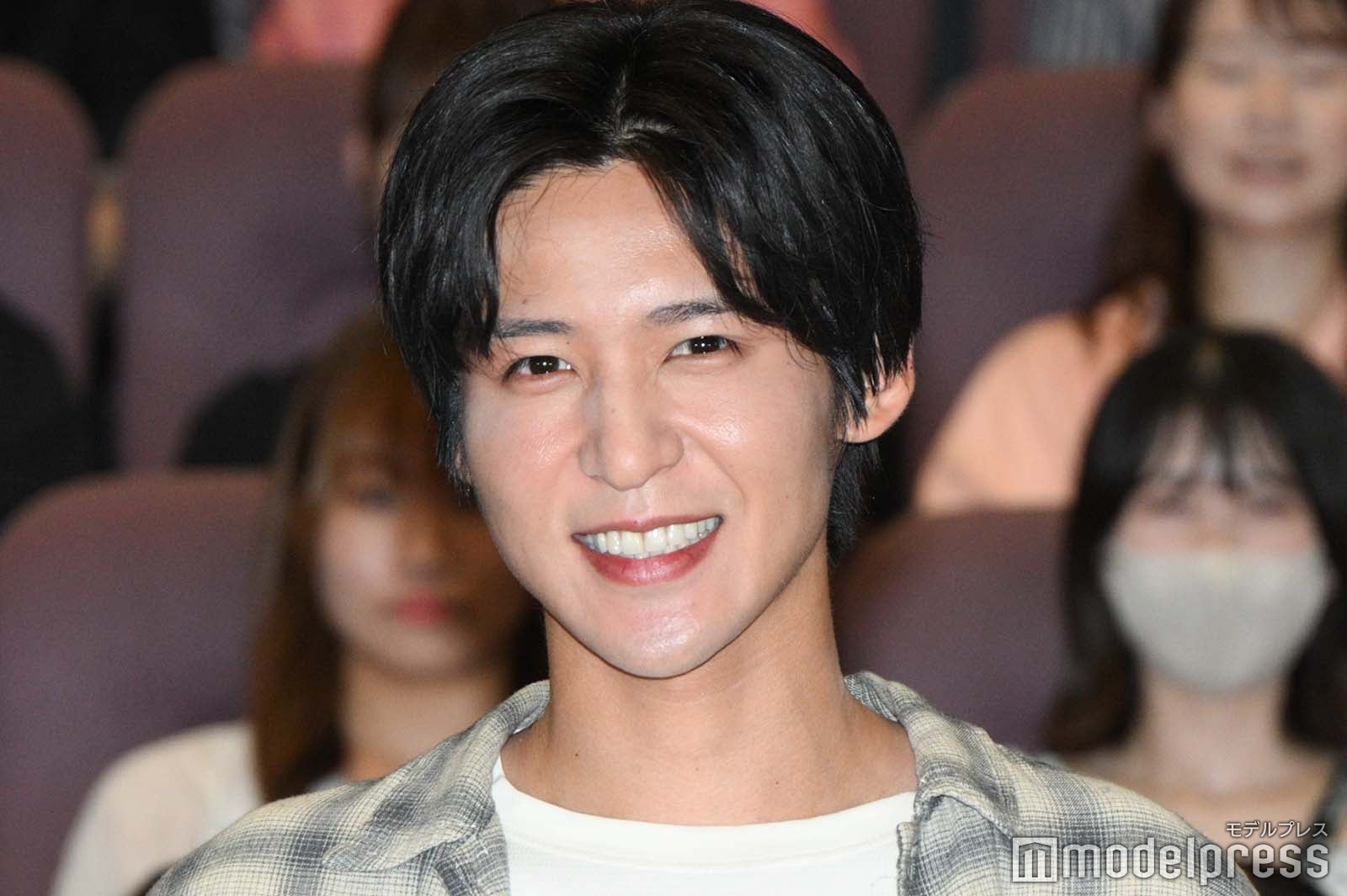 雨の中来場した観客を気遣っていた目黒蓮（C）モデルプレス