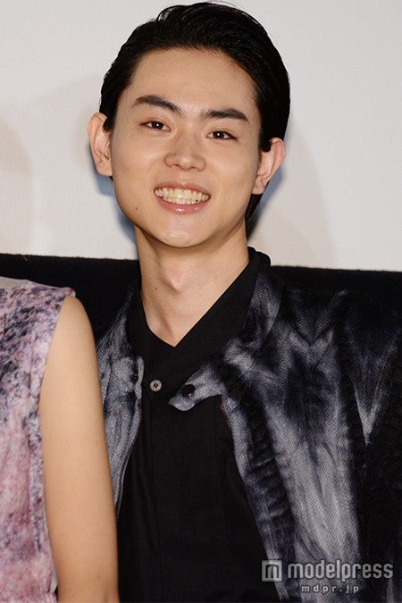 菅田将暉“美しすぎる女装”を片瀬那奈らが絶賛「すごい美脚」