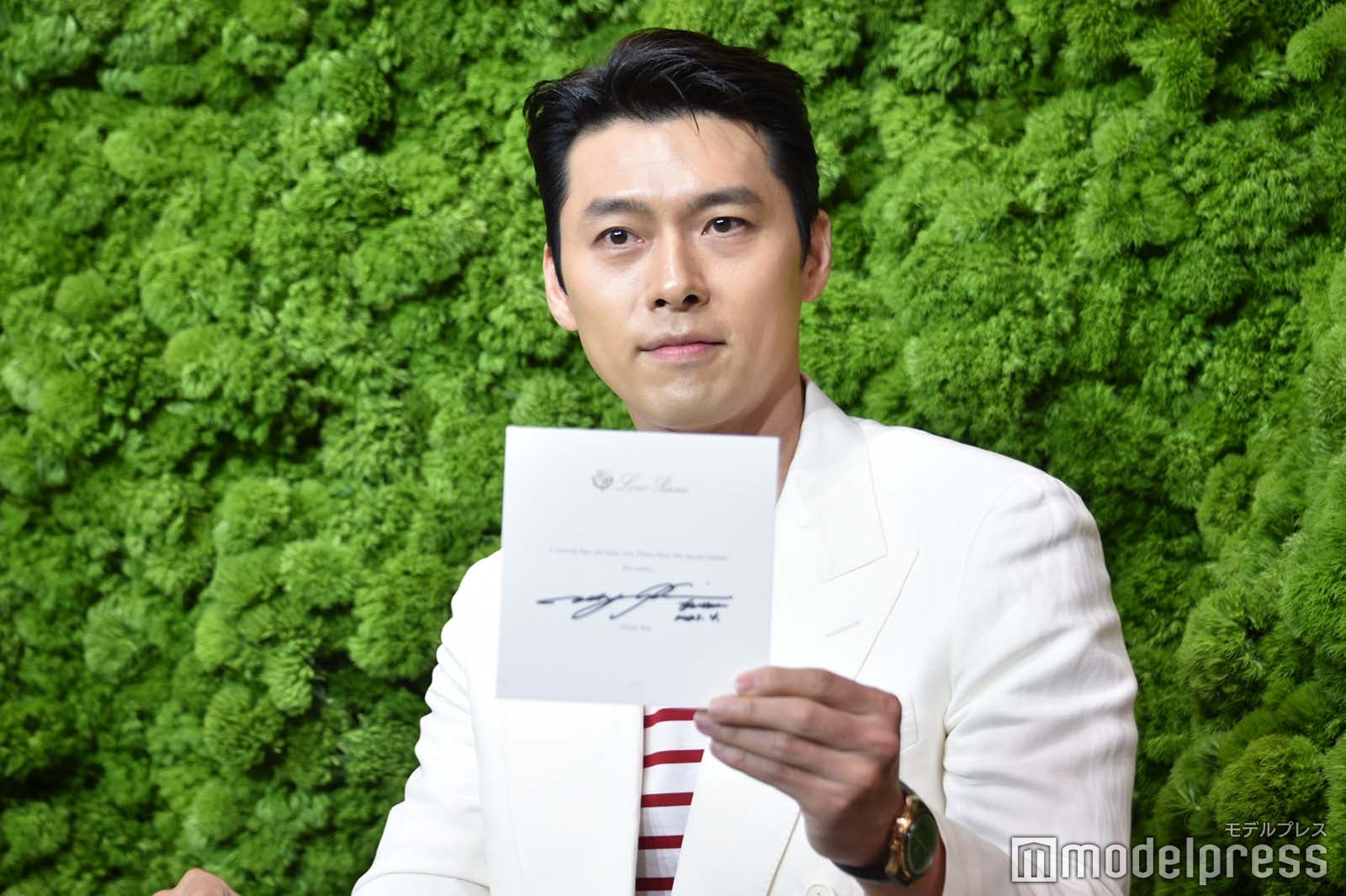 サインをアピールするヒョンビン（C）モデルプレス