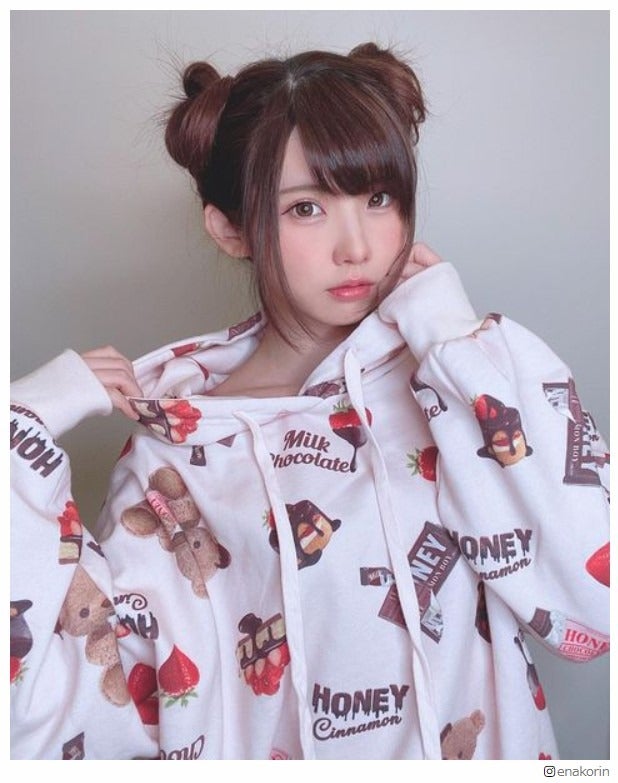 “日本一のコスプレイヤー”えなこ、お団子ヘア＆テディベア柄パーカーショットが「可愛すぎ」と話題