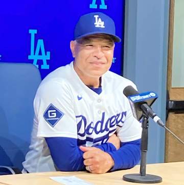 ロバーツ監督 代打待機の大谷翔平は「同点か負けている展開なら打席に」次戦はスタメン 本人は九回も着々と準備 序盤は珍しく内野手用グラブ手に