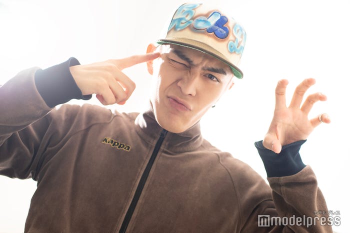 “オオカミポーズ”/マテウス(C)モデルプレス
