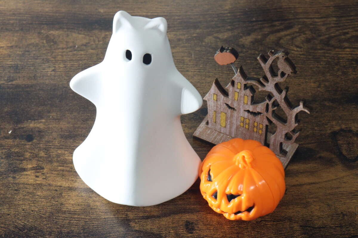 白いゴーストオブジェとパンプキン型LEDライト、木のハロウィン飾りが並べられている 白いゴーストオブジェとパンプキン型LEDライト、木のハロウィン飾りが並べられている