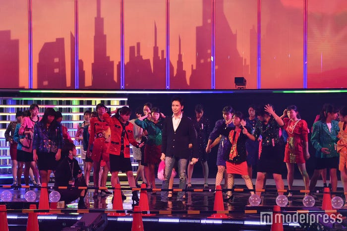 郷ひろみと大阪府立登美丘高校ダンス部(C)モデルプレス