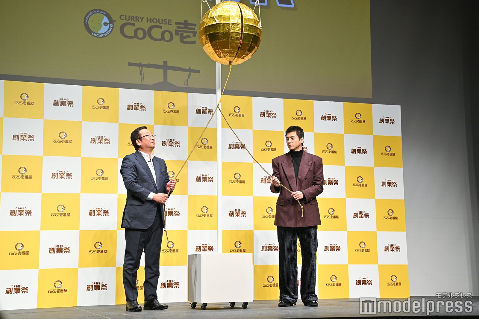 「なつぞら」ぶりにくす玉を割る山田裕貴（C）モデルプレス