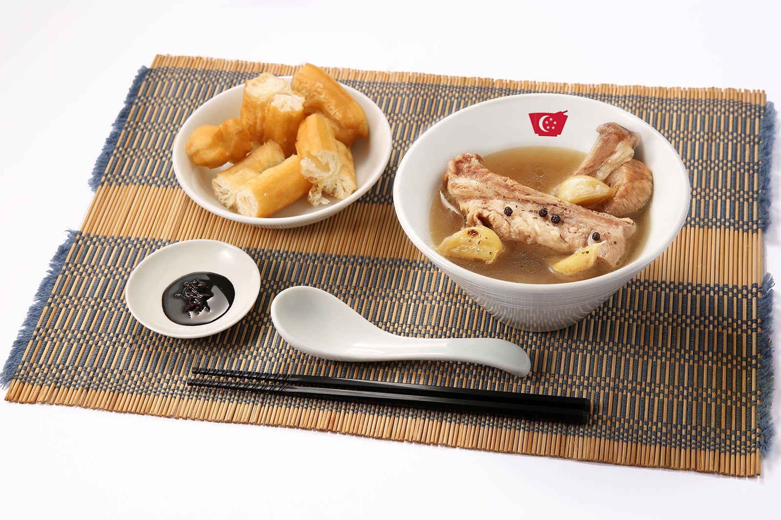 骨つき肉骨茶油条セット980円（税別）／画像提供：クロスロード・ファクトリー