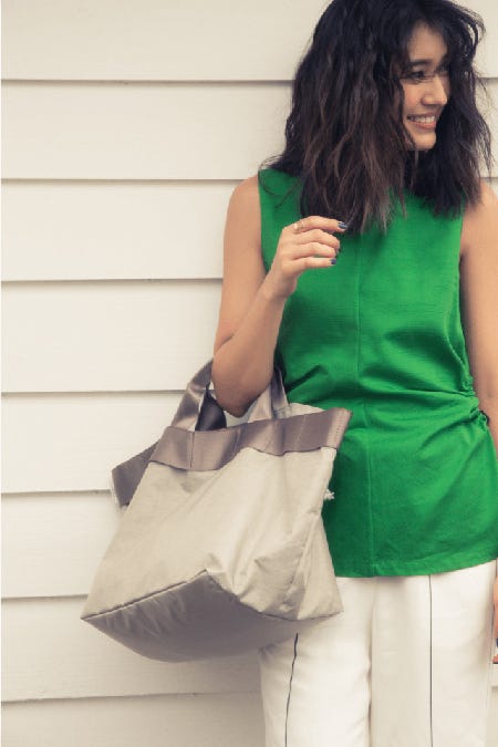 トップス¥42,000/SAYAKA DAVIS、パンツ¥42,000/BY MALENE BIRGER(共にURBAN RESEARCH 表参道ヒルズ店) リング¥19,000/ODETTE NY(decor URBAN RESEARCH ニュウマン新宿店) バッグ¥14,000/BRIEFING(セルツリミテッド)(C)TOPLOG