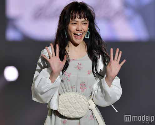 松井愛莉の投げキッスが最高に可愛い ガーリー全開ランウェイ<福岡アジアコレクション2018 S/S>