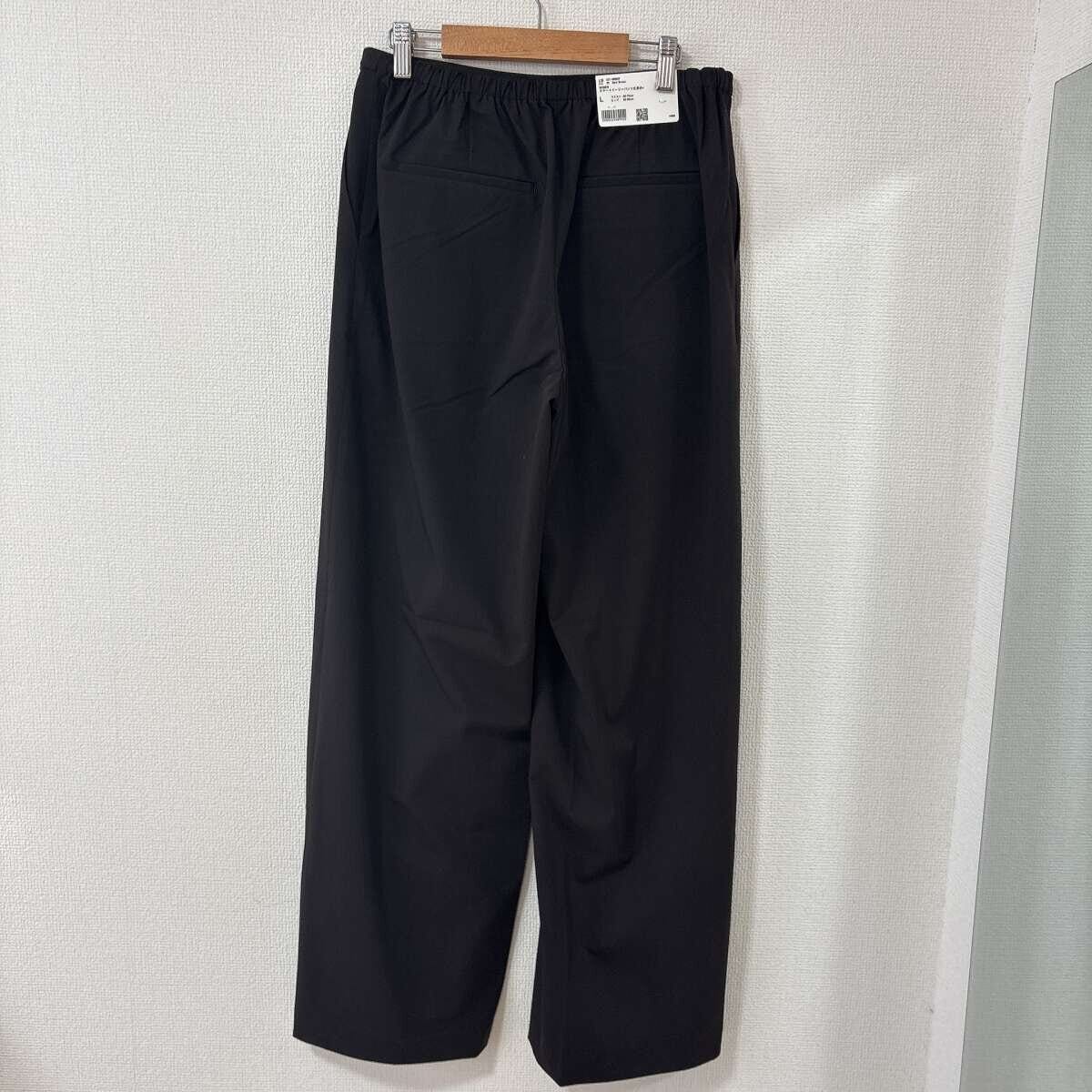 黒いスマートイージーパンツがハンガーに吊るされている背面