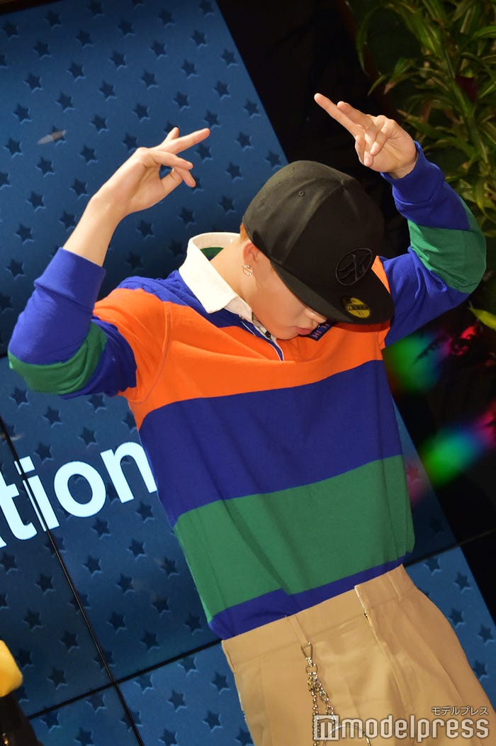 ヒップホップなポーズを決めるジュホン (C)モデルプレス