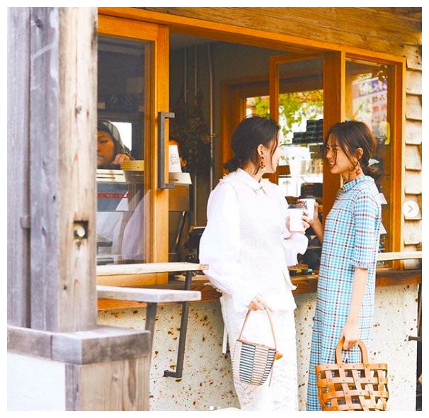 桐谷美玲「Let’s think」河北麻友子とのオフショットに反響「3年A組？」