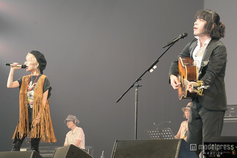 加藤ミリヤ（左）、峯田和伸