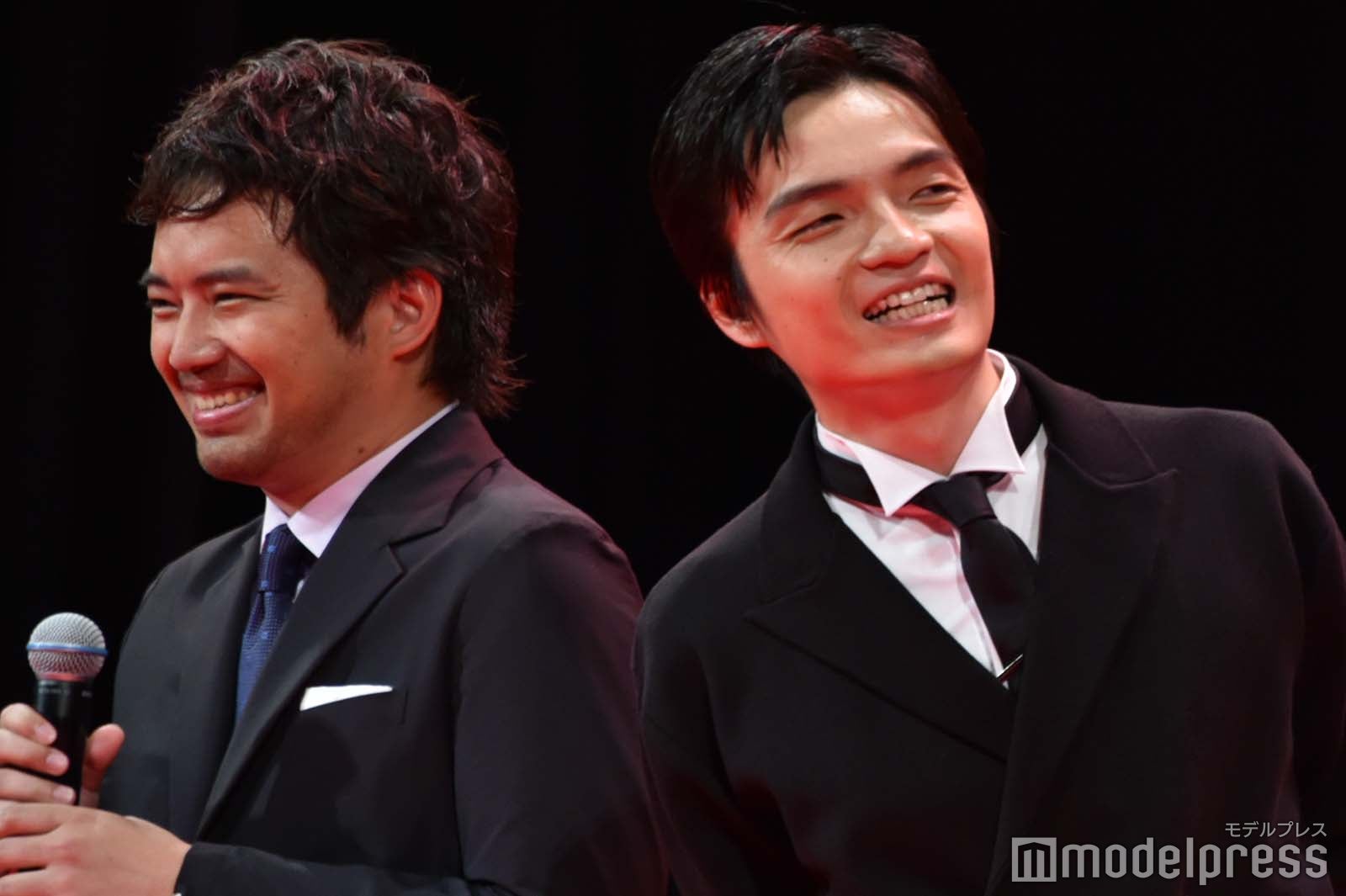 山崎賢人からのラブコールに返答する岡山天音、それに笑う三浦貴大（C）モデルプレス