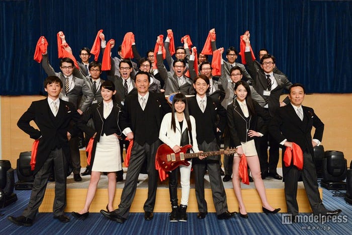 手前左より:高橋一生、本仮屋ユイカ、遠藤憲一、miwa、菅田将暉、知英、金田明夫(C)テレビ朝日