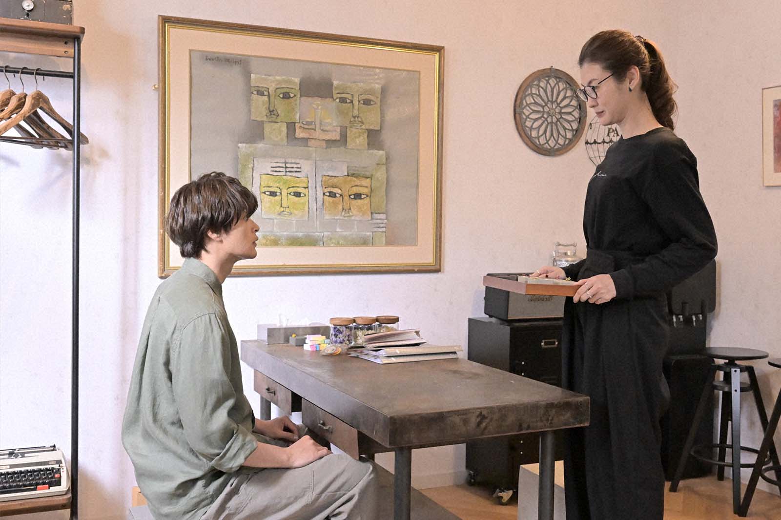 瀬戸康史、ともさかりえ「くるり～誰が私と恋をした？～」第8話より（C）TBS