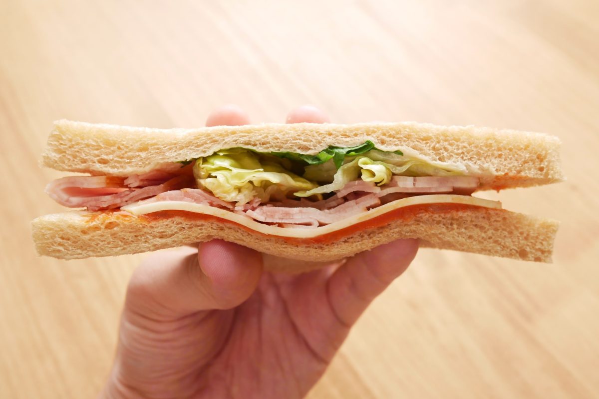 全粒粉サンド　生ハムとベーコンと野菜