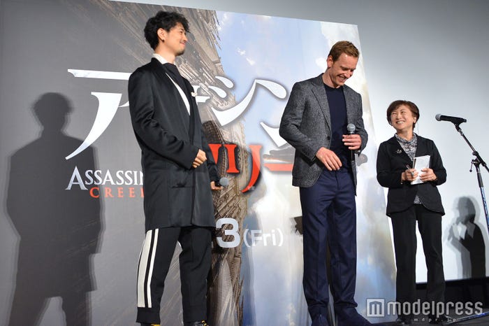斎藤工(左)のトークでマイケル・ファスベンダー(右)も思わず笑み (C)モデルプレス