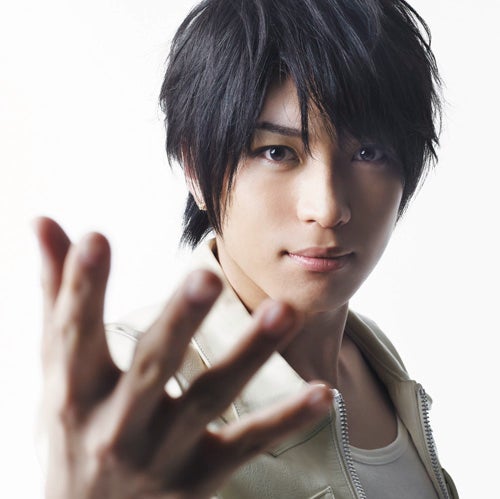 CMソング「Naturally」を歌う松下優也