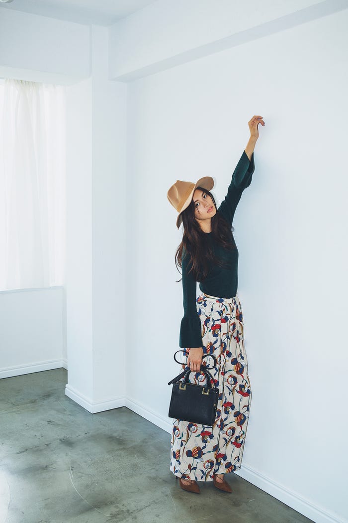 花柄ワイドパンツ¥27,000/ダブルスタンダードクロージング(フィルム) 袖フレアーニット¥13,000/ジャスグリッティー ハット¥1,194/神戸レタス スクエアバッグ¥14,000/ダイアナ(ダイアナ 銀座本店) レースアップパンプス¥16,500/ダイアナ(ダイアナ 銀座本店)(C)TOPLOG
