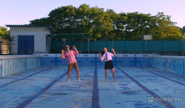 女子高生とノリノリダンス披露