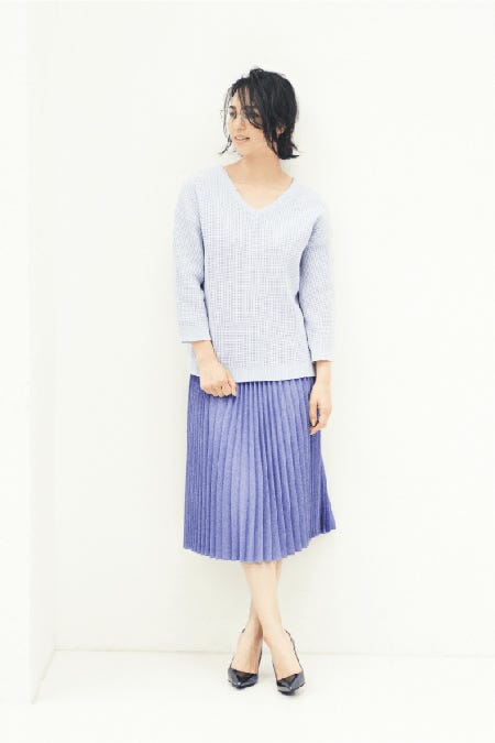 プリーツスカート¥14,000/DRWCYS、バスケット編みトップス¥13,000/TONAL、メガネ¥7,900/JINS、パンプス¥14,000/DIANA(ダイアナ 銀座本店)(C)TOPLOG