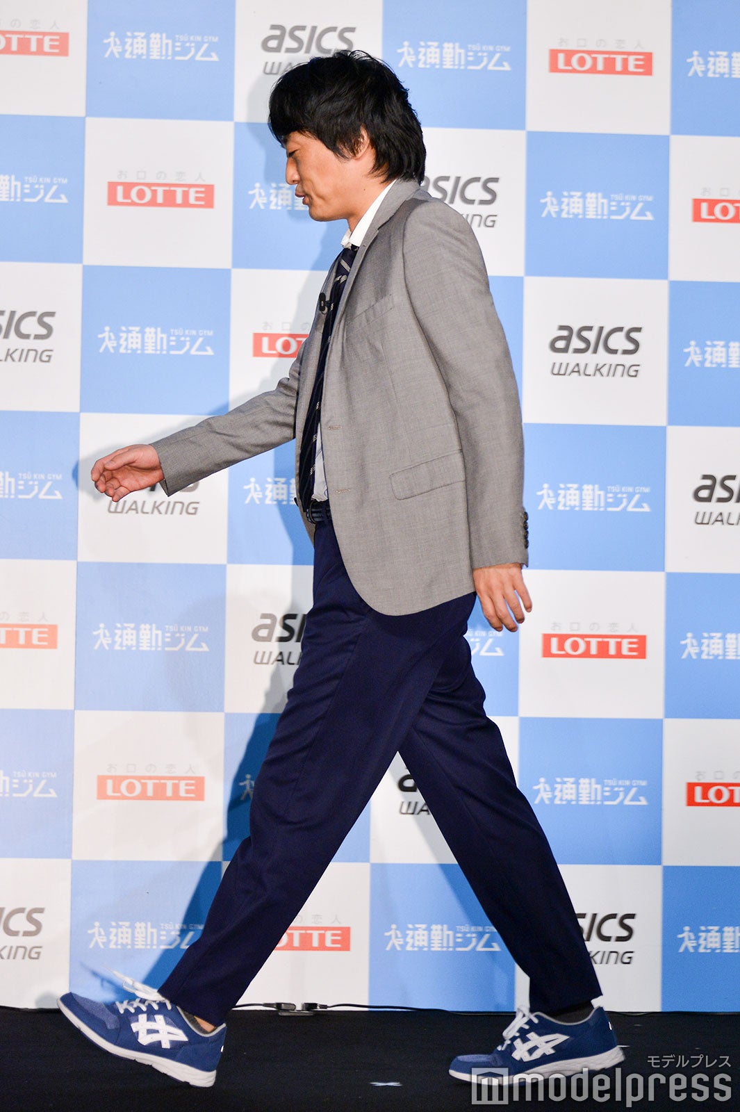 ウォーキングを披露する村上健志 （C）モデルプレス