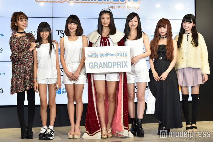 (左から)近藤千尋、照井江和さん、鈴木月さん、岡本莉音さん、渥美華奈さん、益若つばさ、黒坂莉那(C)モデルプレス