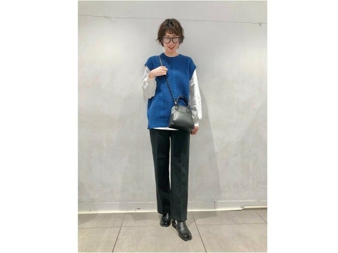 いろんな着こなしができるカラーベストが一枚あると便利！　出典：StyleHint