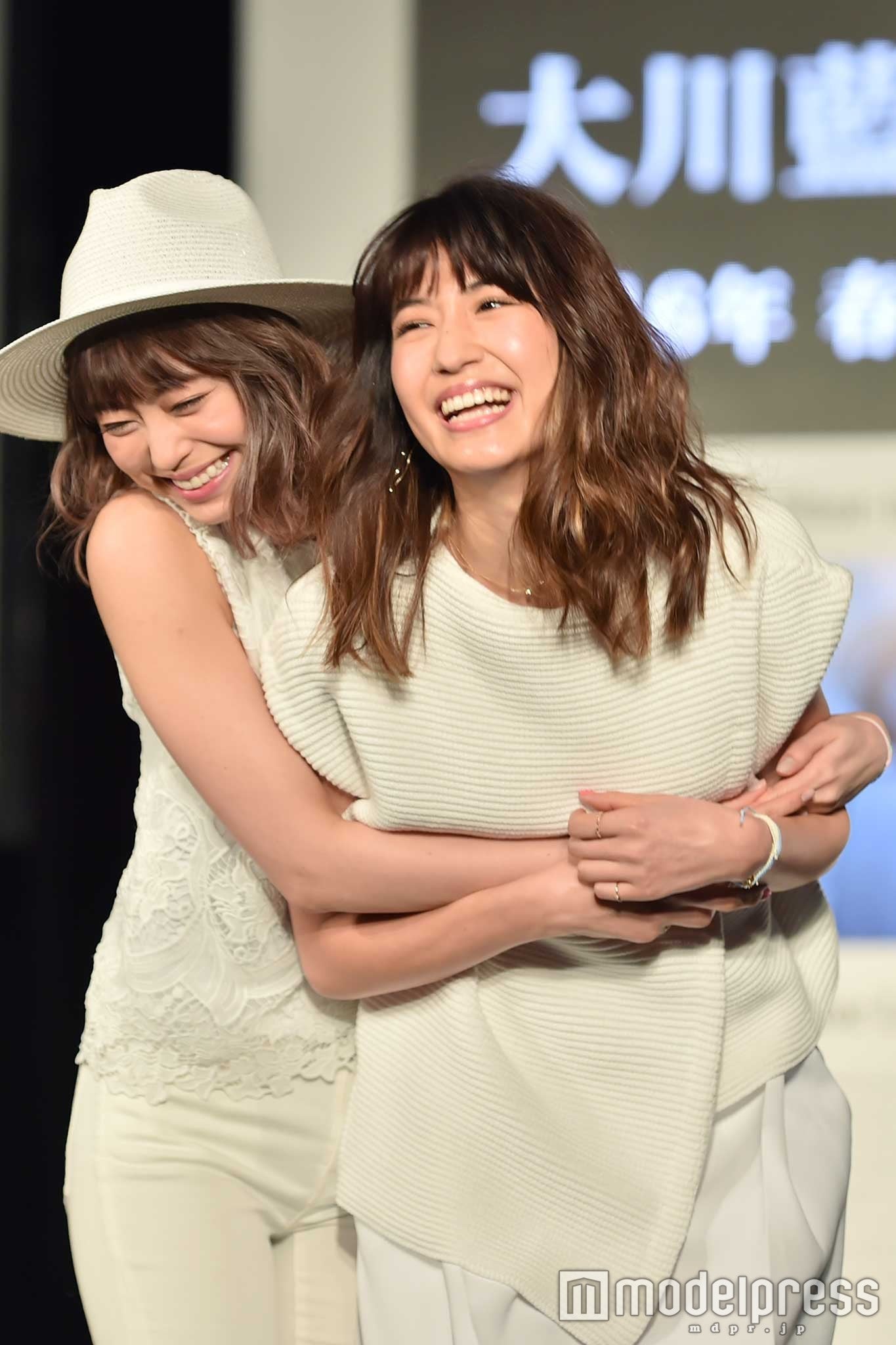 （左から）大川藍、有末麻祐子