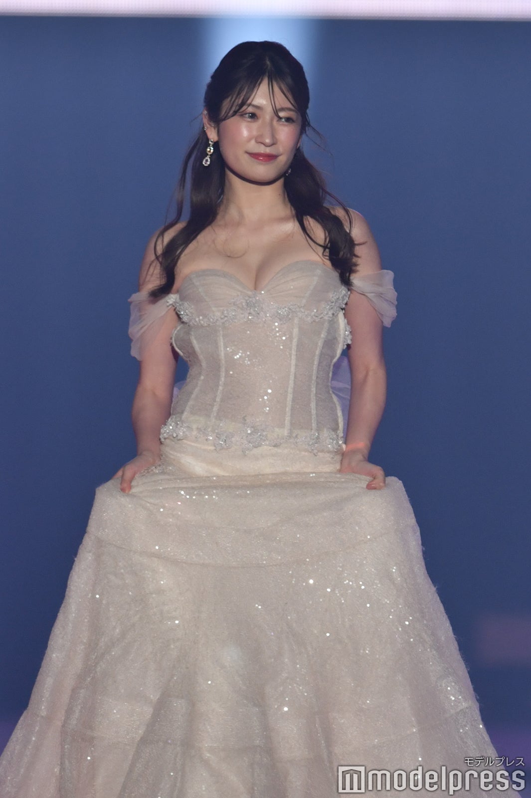 値下げ★早期配送★レア商品★吉田朱里　卒業ドレス　アカリン　ワンピース　ドレス ☆早期配送☆レア商品☆吉田朱里 卒業ドレス アカリン