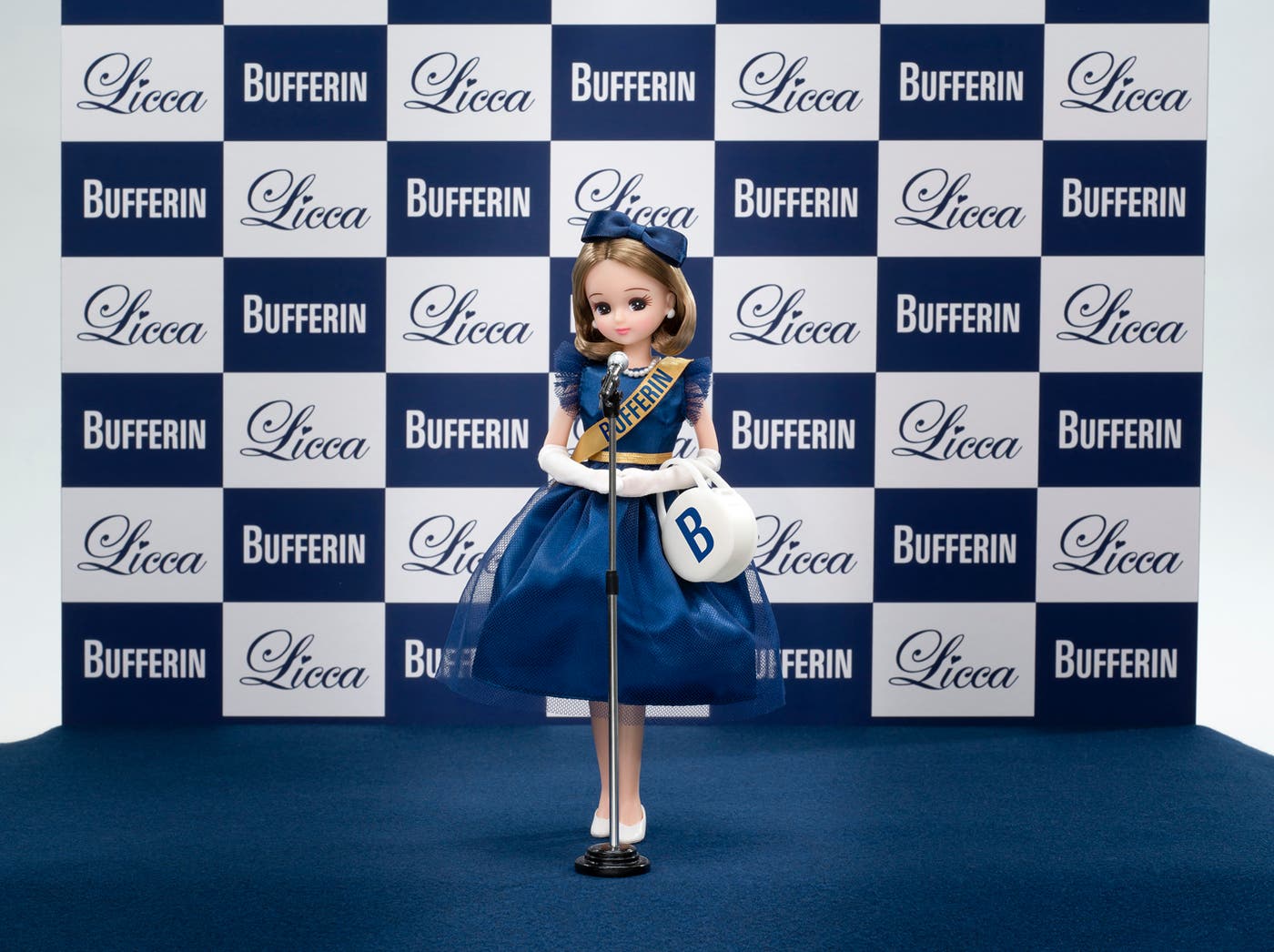 ドレス姿で登場