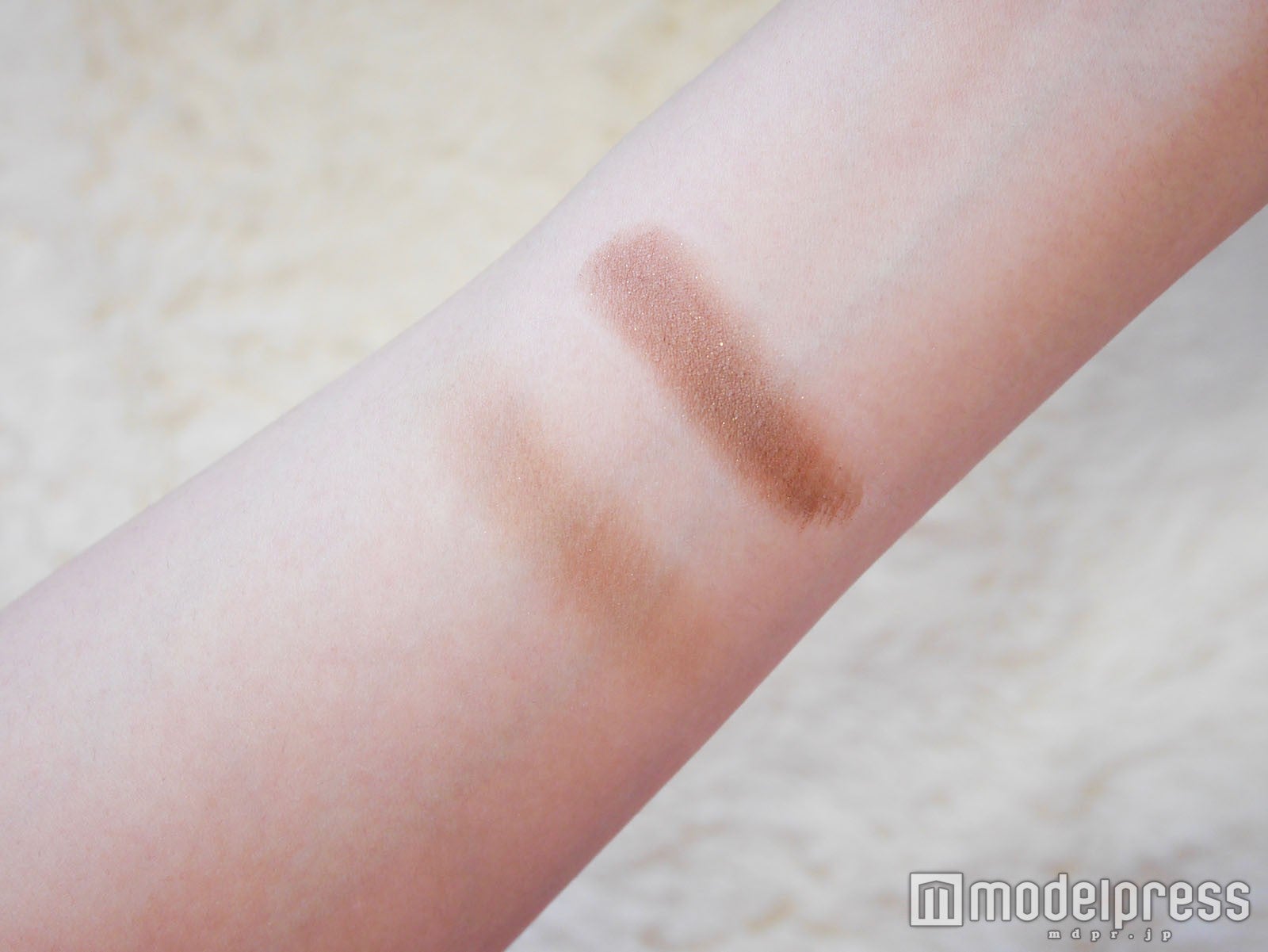 ティッシュでこすってもアイベースを使用した画像上は発色をキープ／写真・MAI（C）モデルプレス