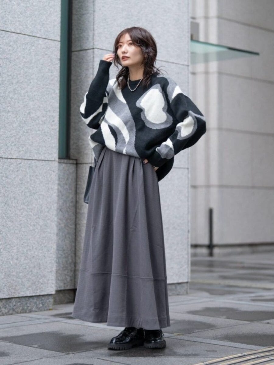 2026大人女性グレータックフレアスカートコーデ