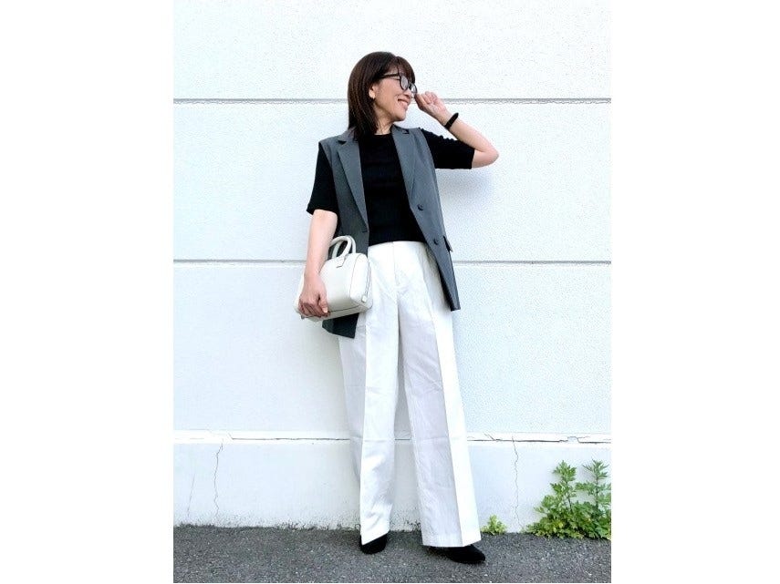 リネンブレンド素材のパンツは蒸し暑い時期でも着やすくて優秀です 出典:StyleHint