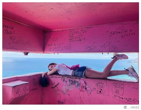 Niki、美脚あらわな寝っ転がり姿に「完璧なスタイル」絶賛の声